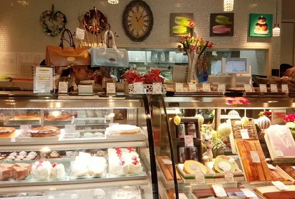 ショーケースには色とりどりのケーキ