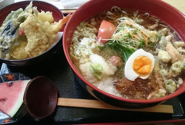 夏は夏限定の冷やしそば