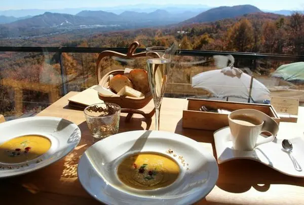 秋には紅葉をみながらランチ