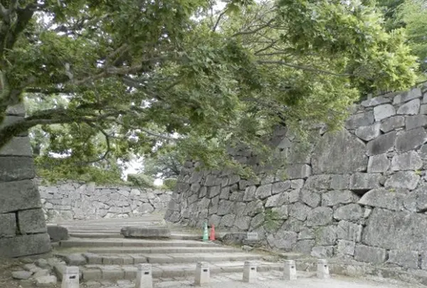 二の丸門から石段を登って東二の丸跡へ