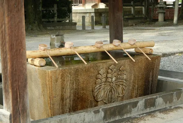 手水舎にも大きく桐の紋が