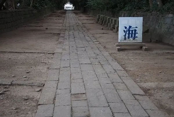 参道の途中には「海」の看板が！