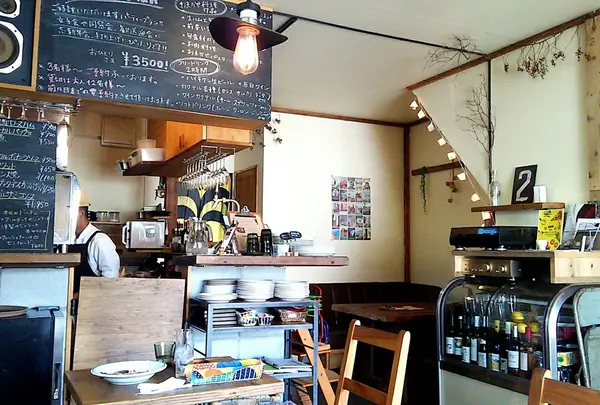 ナチュラルなしつらえの店内