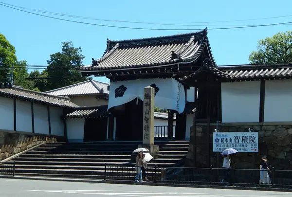 七条通りの東端にあります