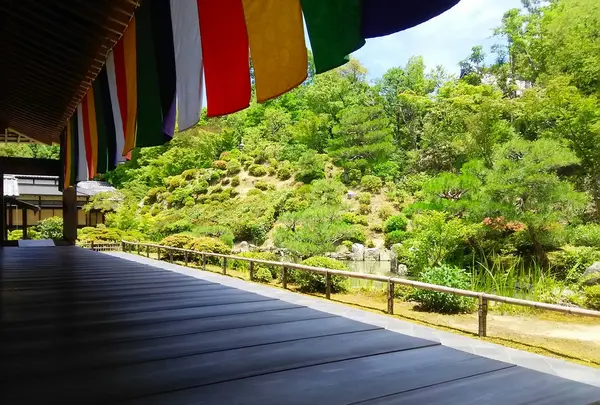 講堂をぐるりと回りながら庭園をめざします