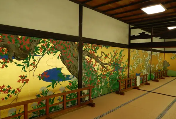 大書院の襖絵は長谷川等伯らの金碧画