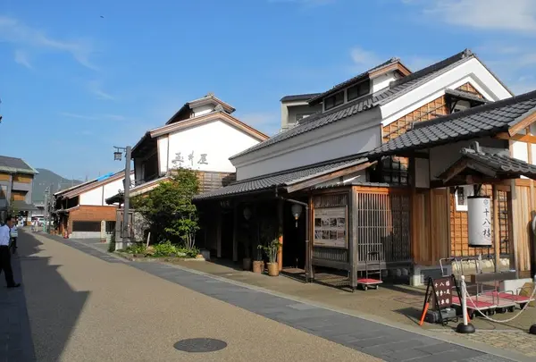 古い町並みの中
