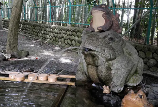 手水もカエル