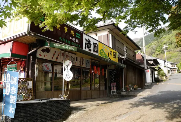 途中にはずらりと店が