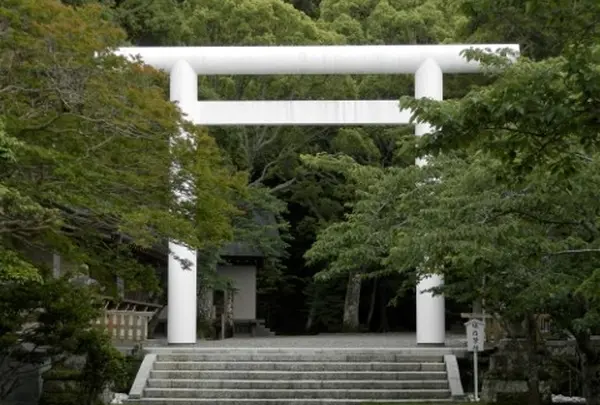 海に近い神社ならではの真っ白な鳥居