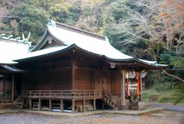 鬱蒼とした森の中に佇む古社へ捧げる祈り