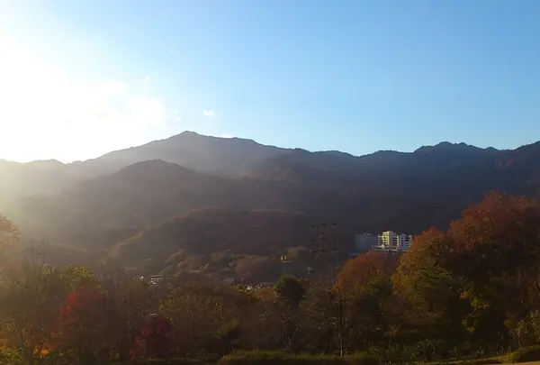 「神奈川の屋根」丹沢山脈の麓