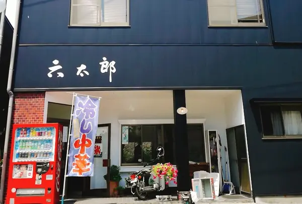 シックな黒い外装