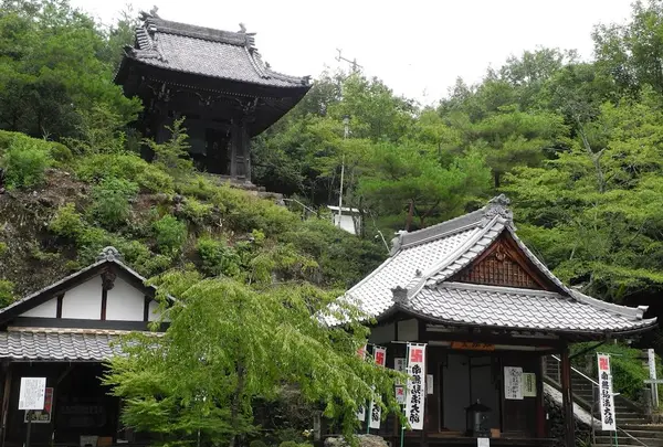 善光寺は山の中腹にある