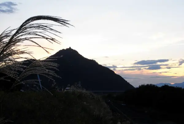 夕空をバックの金華山