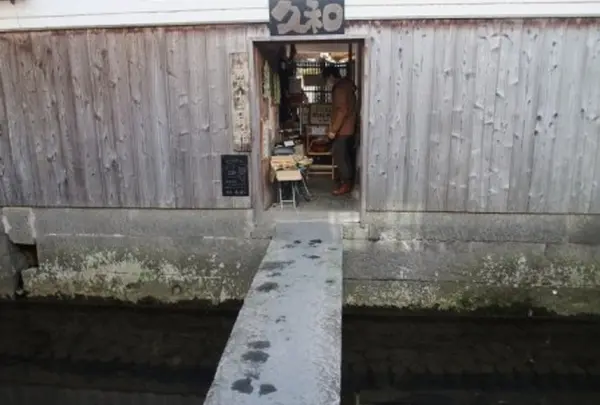 水路にかかる自然石の橋