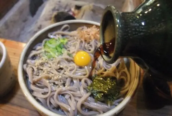 風味良い出汁を回しかけて