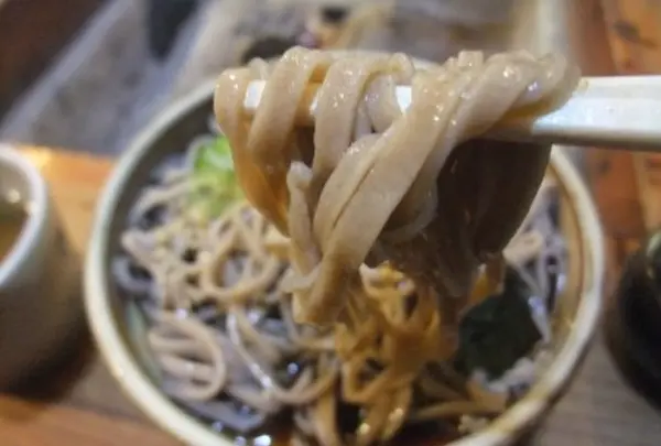 平打ちのそばをずるずる～