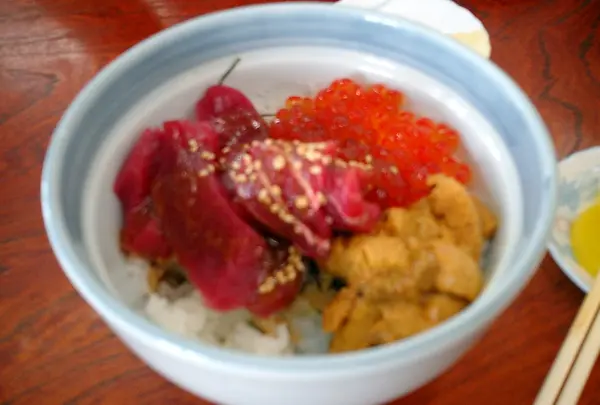 名物三色丼