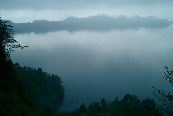 霧の合い間から