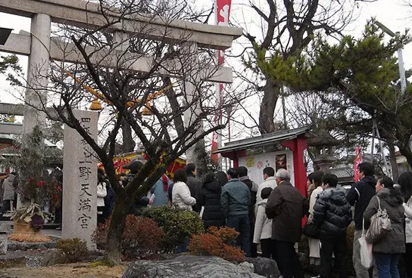 ズラリ並ぶ参拝の列