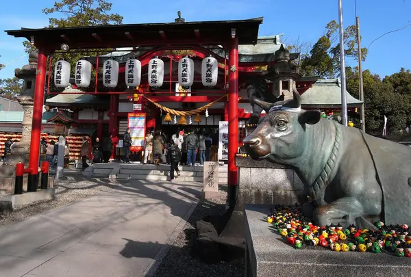 参道横にはお馴染みのウシ