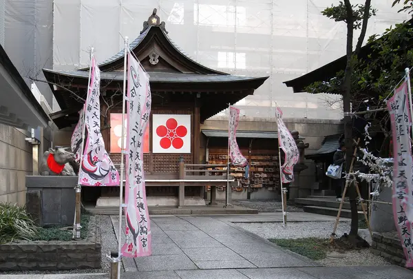 ビルの谷間の神社