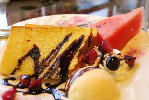 こちらはシフォンケーキで