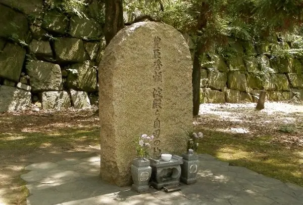 城郭の片隅にヒッソリと佇む石碑「秀頼・淀殿ら自刃の地」