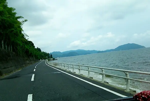 快適な海沿いの道を進みます