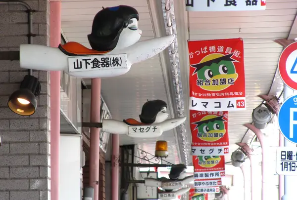 商店街に浮かぶスーパーマン