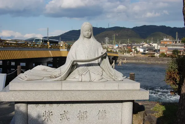 橋を渡ると・・・