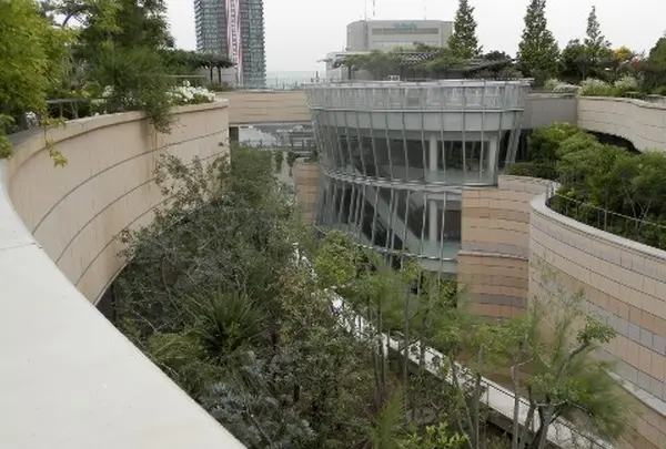 都会のド真ん中に出現した緑あふれる渓谷…それがデザインのコンセプト