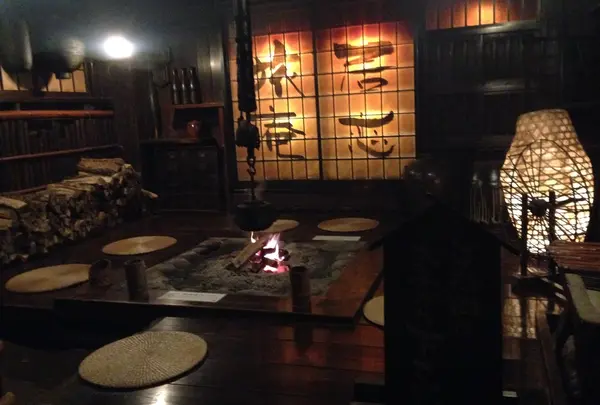 外には囲炉裏