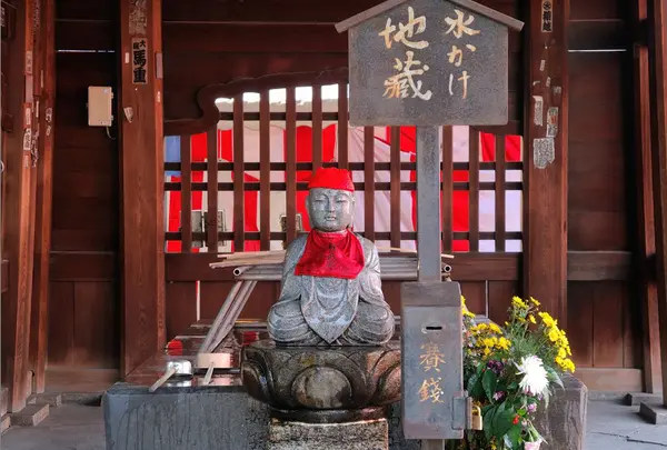 水掛け地蔵にお水をどうぞ