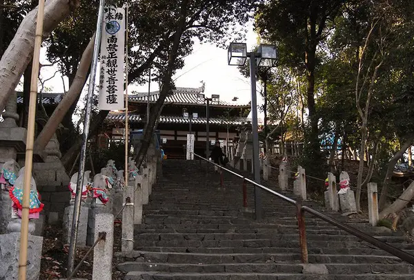 観音様は石段の上へ