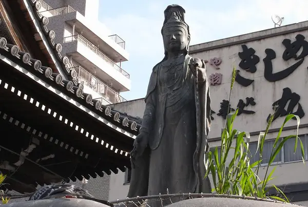 手水の上に観音様