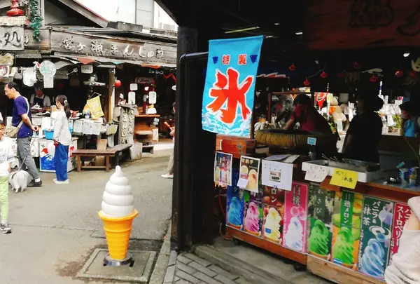 周辺には食事どころが豊富