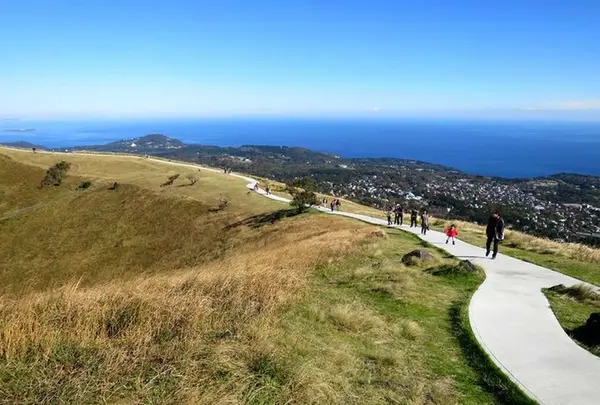 山頂の遊歩道