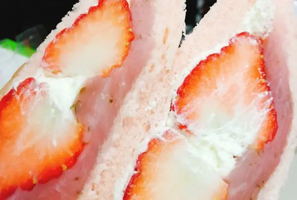 【季節限定】桜あんいちご生クリームサンド