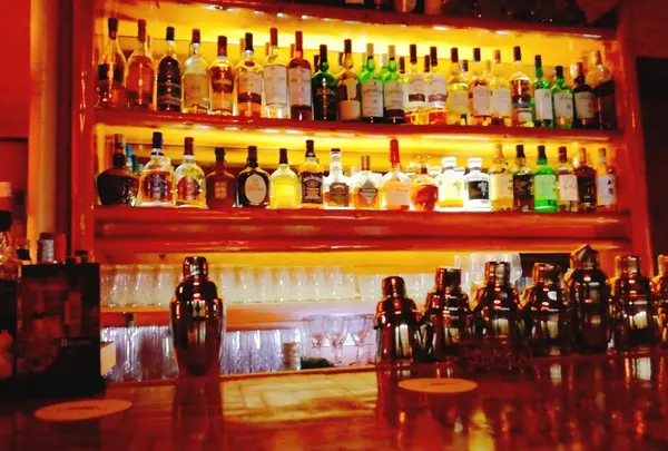 夜はバーで一杯