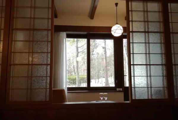 ベッドから外の風景を眺める