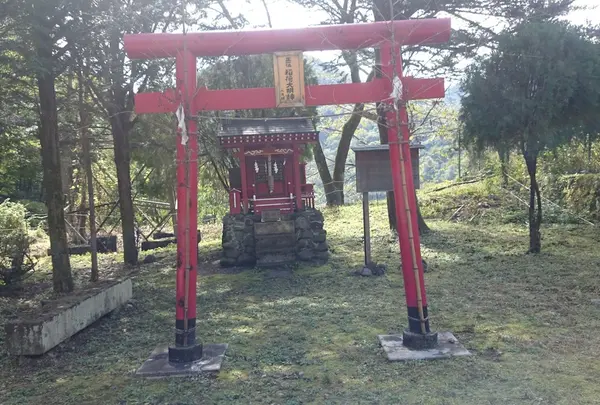 トンネルを抜けた元駅の場所  山崩れで亡くなった人たちをまつる霊堂がある    そこは終点である  階段を下りると駐車場があり、ちょうど車で母姉が到着した