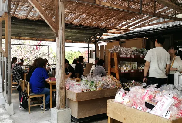 店の前には
