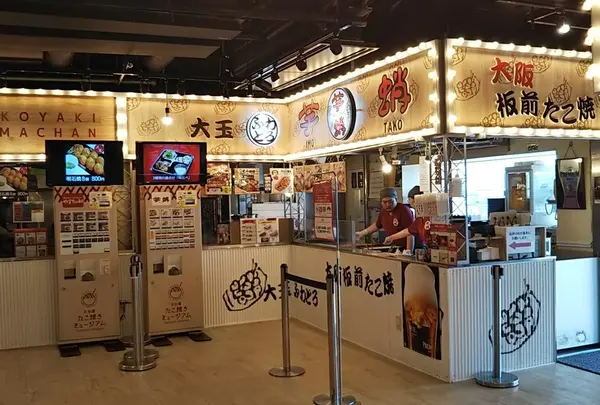 食券を購入し、各お店でたこ焼きの食べ比べ
