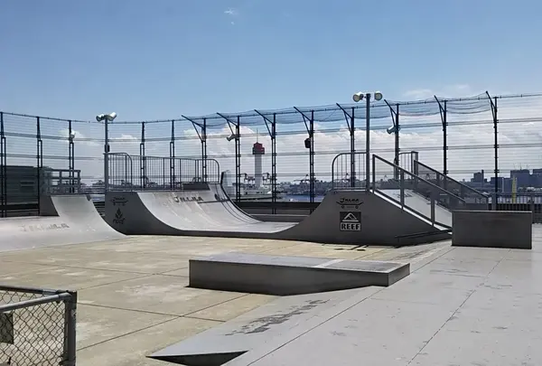 屋上にあがるとスケートボードを体験できるエリアも!