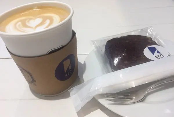 カフェラテ（博多ブレンド）・ドライフルーツとショコラのパウンドケーキ