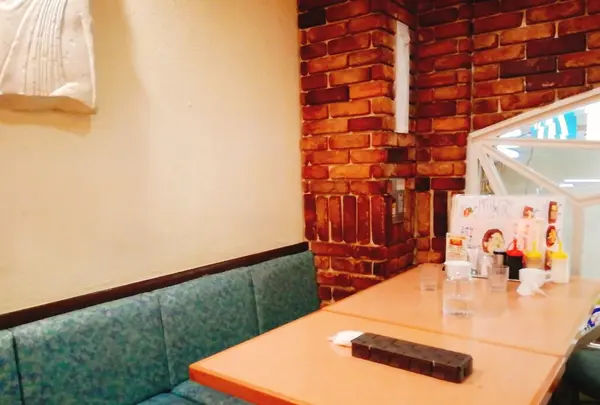バンビの店内は意外とゆったり座れる
