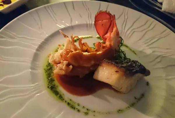 【PESCE】カナダ産オマール海老と本日の旬魚ソテー ～アメリケーヌソース～
