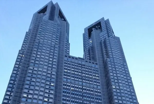 都庁外から